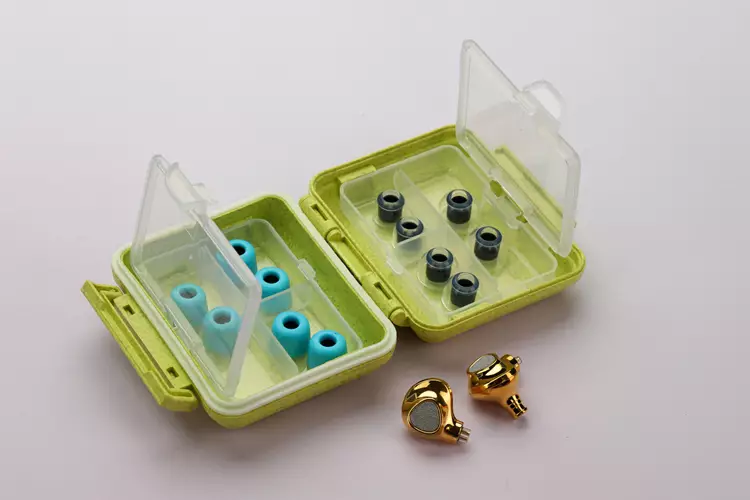 TinHiFi P2 ULTRA shells and ear tips in tray