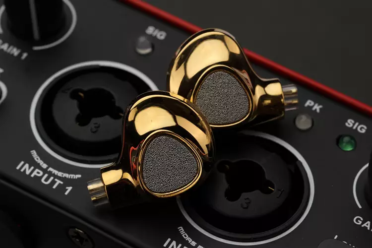 TinHiFi P2 ULTRA shells on top of amplifier