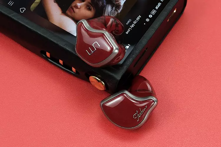 Unique Melody MEST Fortune on top of Cayin N6iii DAP