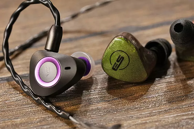 Vision Ears GO live! beside Earsonics Elements