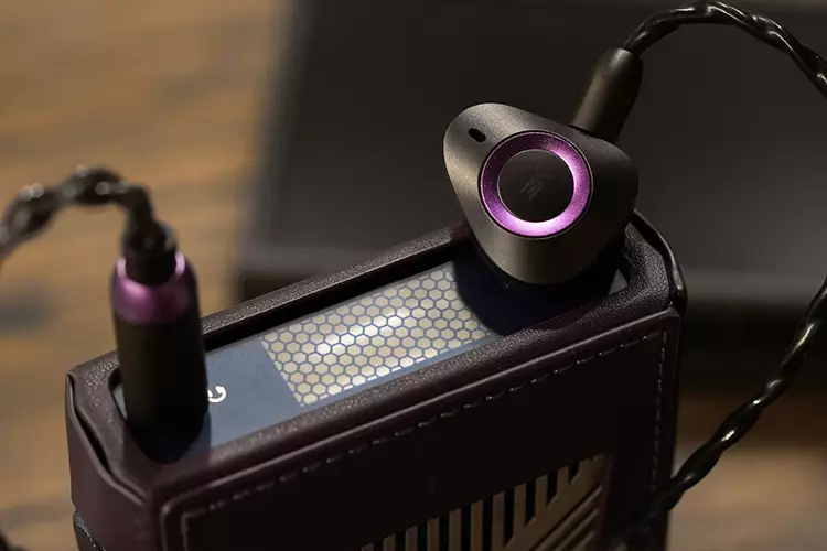 Vision Ears GO live! on top of the Shanling M7T