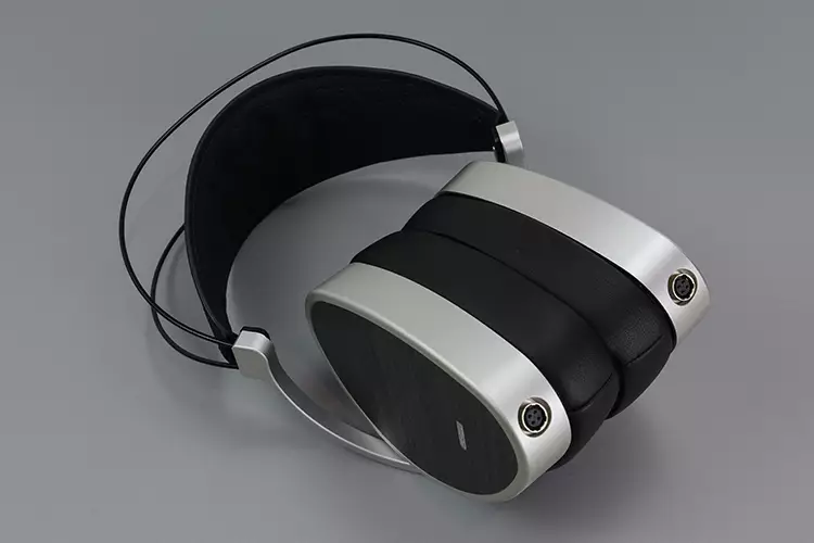 Dan Clark Audio AEON CORE connectors on cups