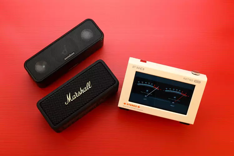 FiiO RETRO BOX beside 2 other speakers
