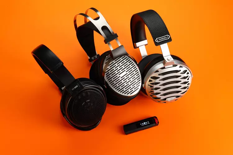 FiiO SNOWSKY ECHO NANO beside 3 headphones