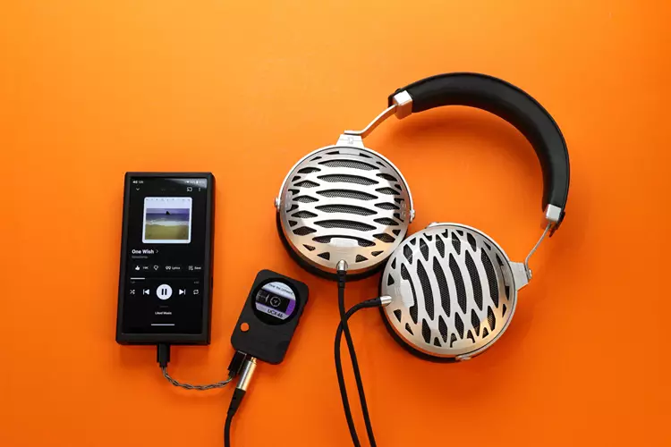 Fosi Audio MD3 connected to a DAP and headphones