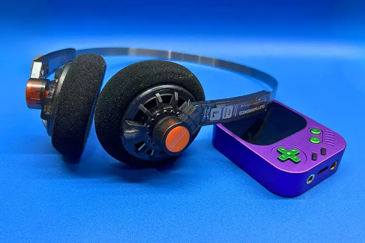 Hidizs AP30 Music Boy beside MOONDROp Old Fashioned headphones