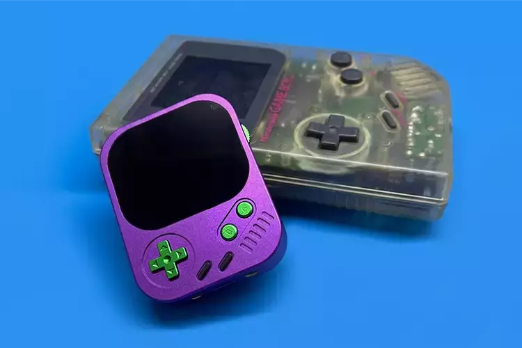 Hidizs AP30 Music Boy beside a game boy