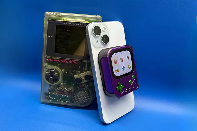 Hidizs AP30 Music Boy on the back of an iPhone using MagSafe