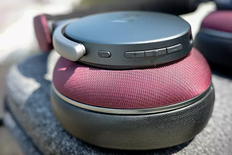 Noble FoKus Apollo Pro ear cup control buttons