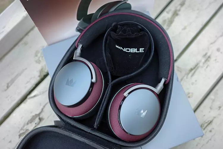 Noble FoKus Apollo Pro headphones inside open case