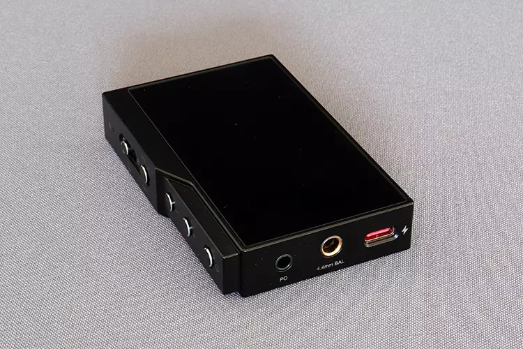Questyle M18i Max top panel ports
