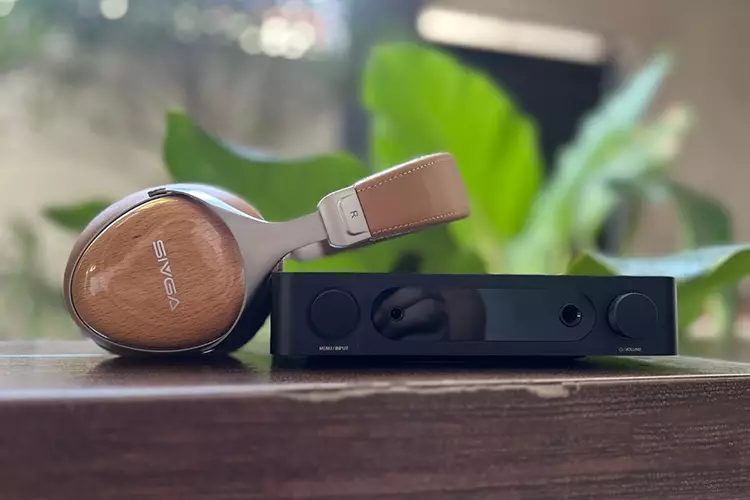 SIVGA SV021 PRO V2 beside the FiiO K13 R2R amp