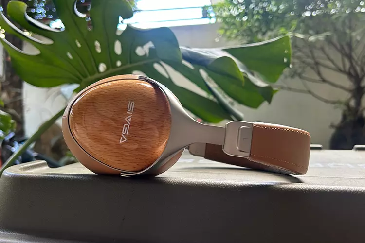 SIVGA SV021 PRO V2 headphones on their side