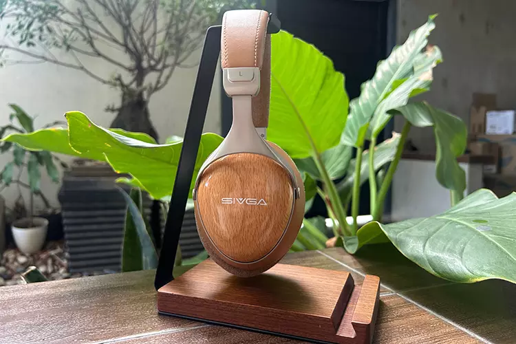 SIVGA SV021 PRO V2 on a headphone stand