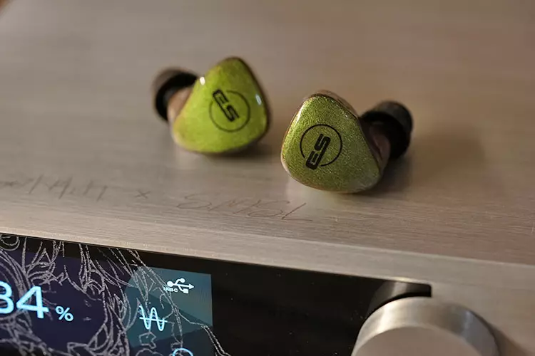 SMSL X MOONDROP DHA15 with Earsonics Elements IEMs on top