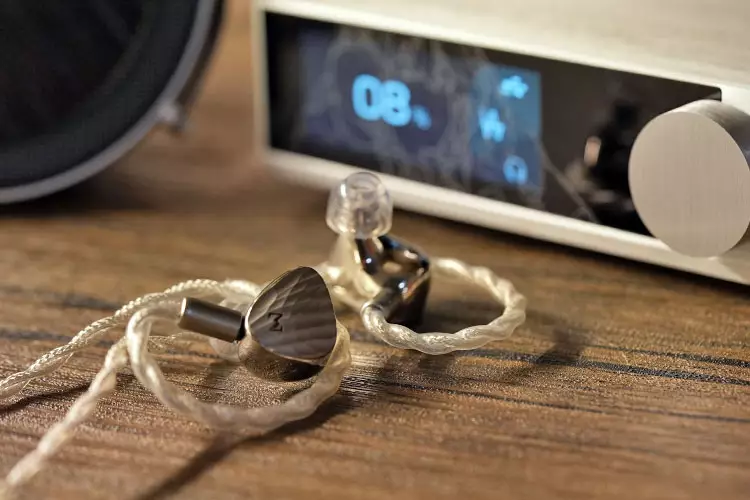 SMSL X MOONDROP DHA15 with HiBy Zeta II IEMs