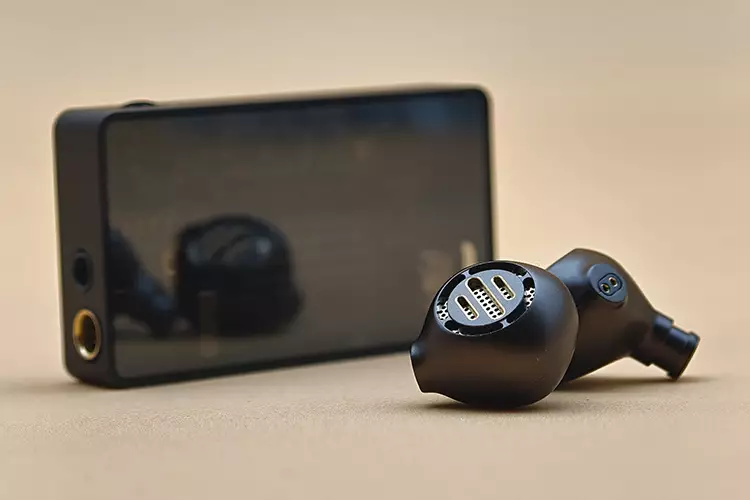 Shanling MG200 in front of Heartfield R1 dongle