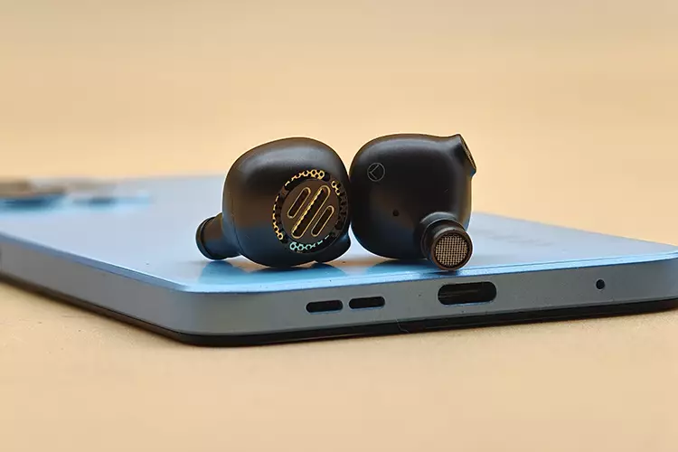 Shanling MG200 on top of blue smartphone
