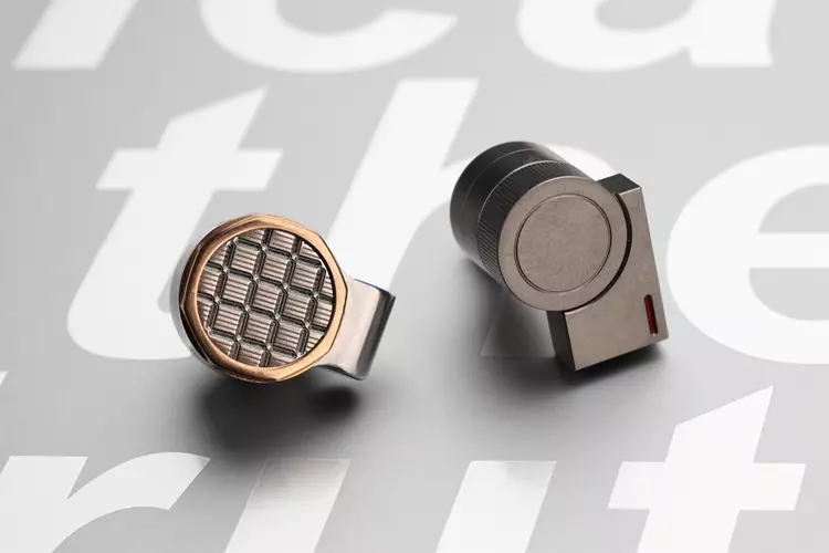 Softears EDGE beside FiiO SNOWSKY OAK Nano