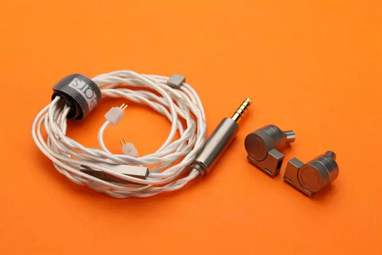 Softears EDGE beside stock cable