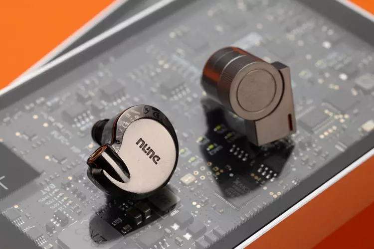 Softears EDGE beside the DUNU Falcon Ultra