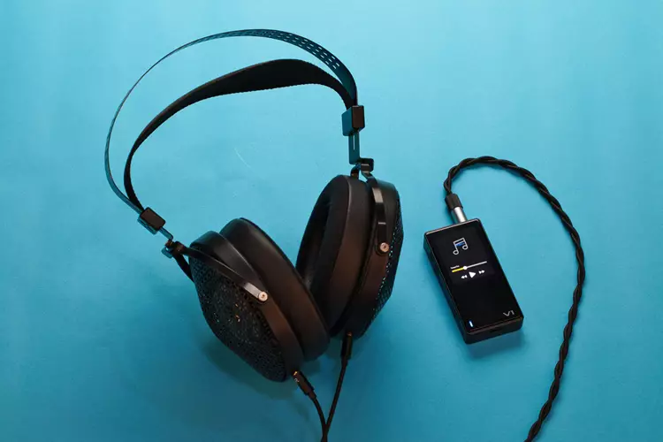 TempoTec V1 connected to MOONDROP Horizon headphones