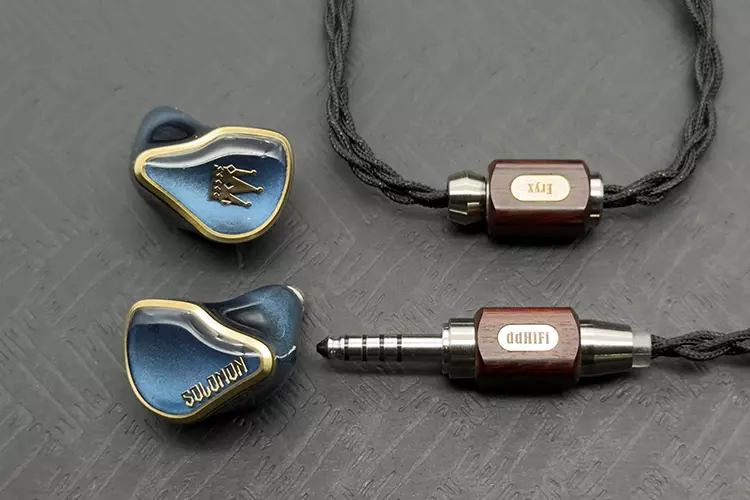 ddHiFi Eryx cable beside BGVP Solomon IEM