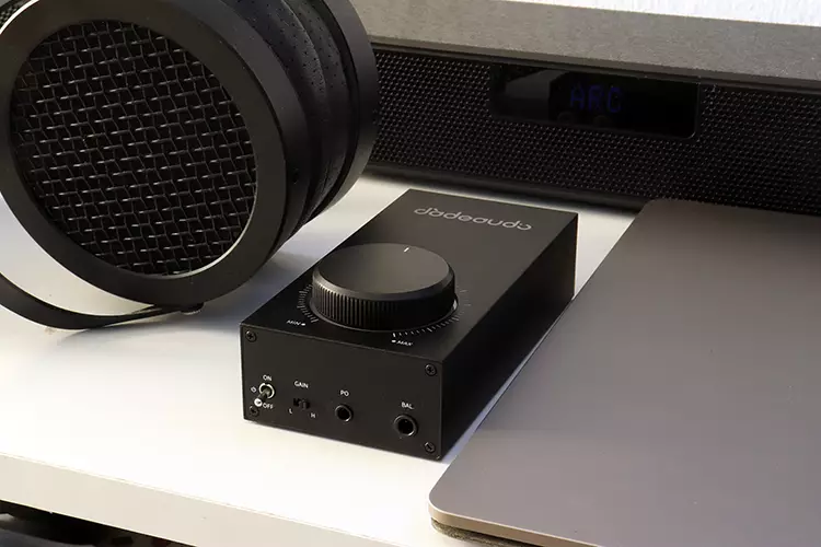 FiiO JadeAudio GIGAS 1 between a laptop and HIFIMAN Sundara headphones