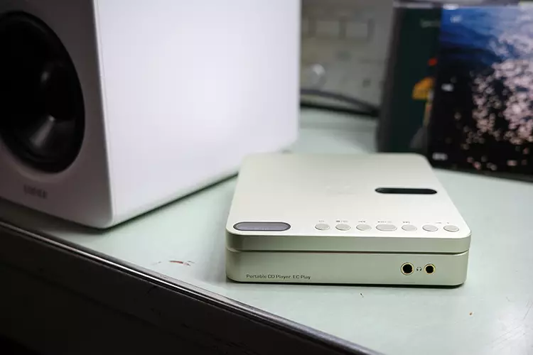 Shanling EC Play beside Edifier M90 speakers