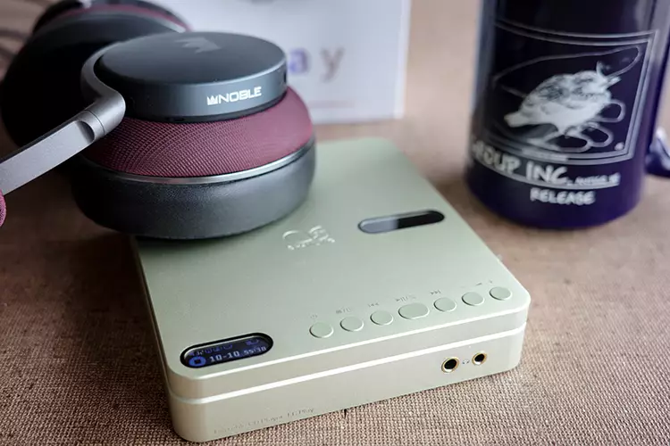 Shanling EC Play beside Noble Audio FoKus Apollo Pro headphones