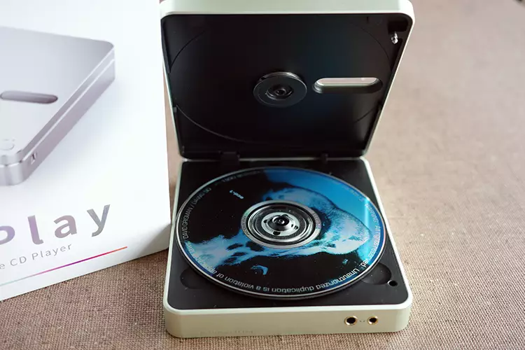 Shanling EC Play with lid open and CD inside