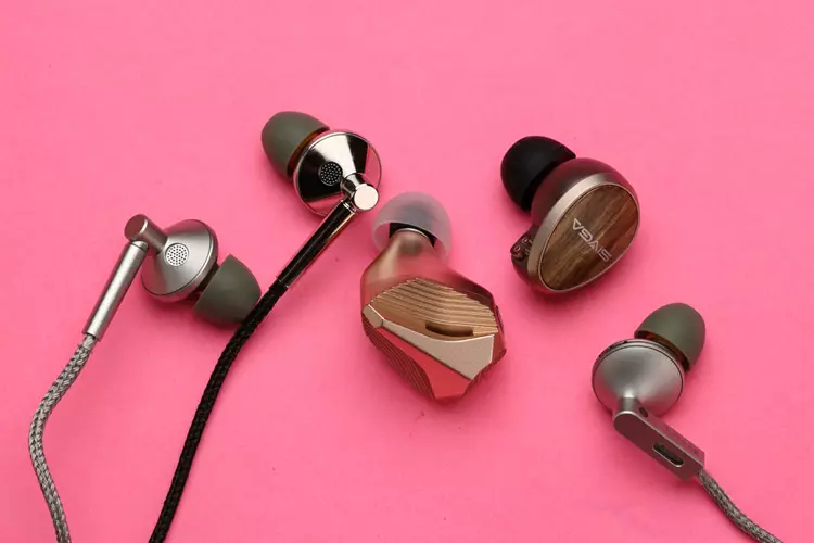 ddHiFi Memory AL4.4 and Pd4.4 beside 3 IEMs