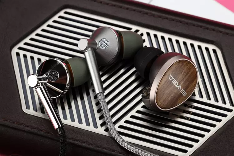 ddHiFi Memory AL4.4 and Pd4.4 beside SIVGA Nightingale PRO