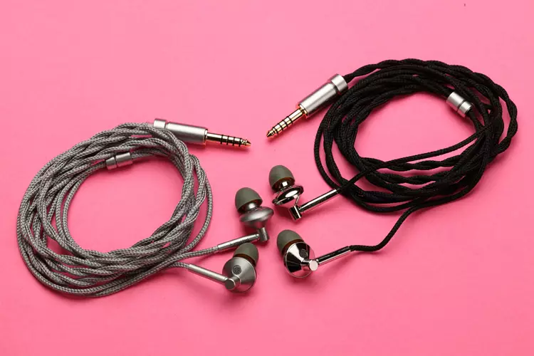 ddHiFi Memory AL4.4 and Pd4.4 beside each other with cables
